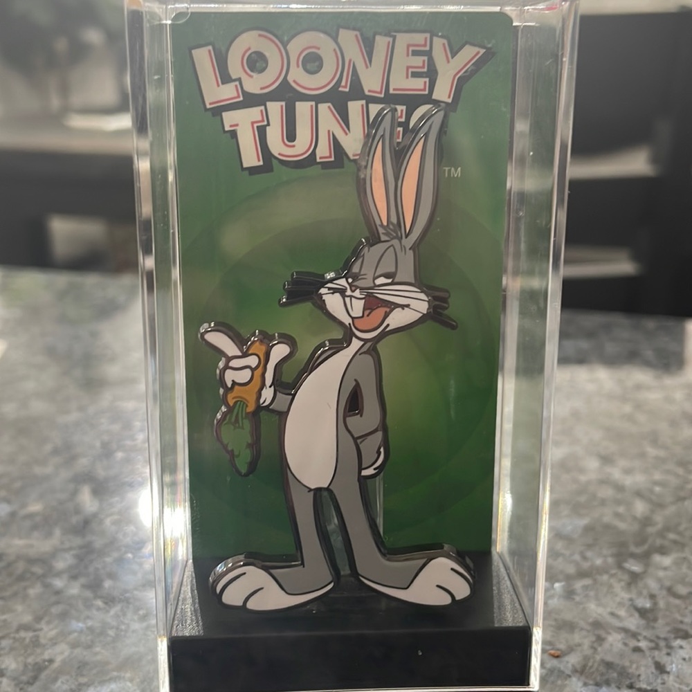 Looney tunes bugs bunny collectors pin never used mint condition